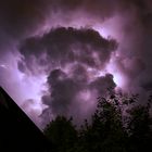 Blitze in Gewitterwolke bei Nacht
