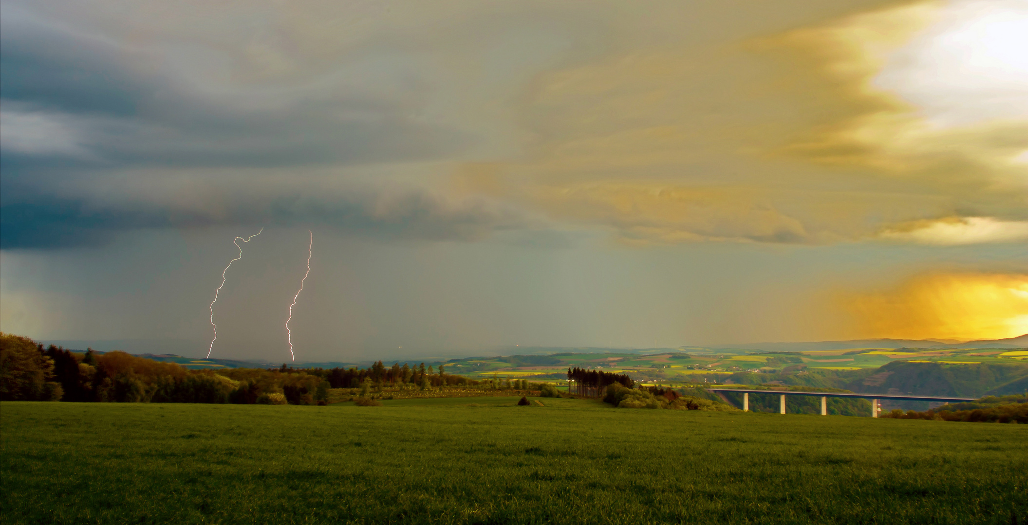 Blitze, Regen, Sonnenschein, alles auf einmal