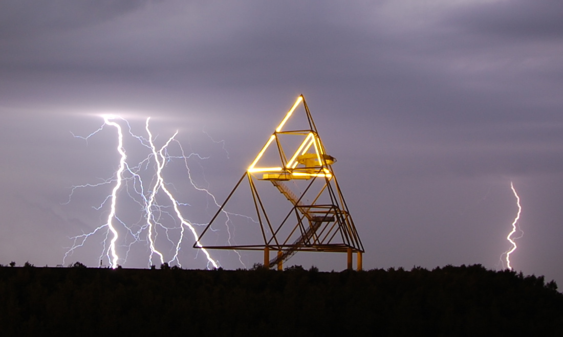 Blitze über das Tetraeder in Bottrop