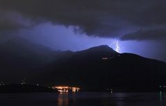 Blitze über dem Comer See