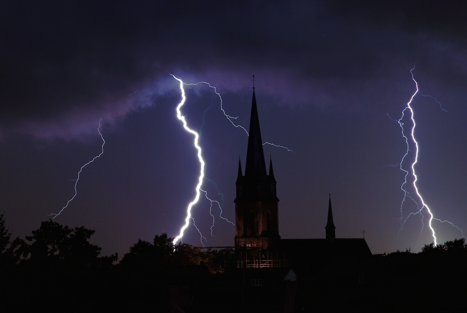 Blitze über Herz-Jesu-Kirche Oberhausen