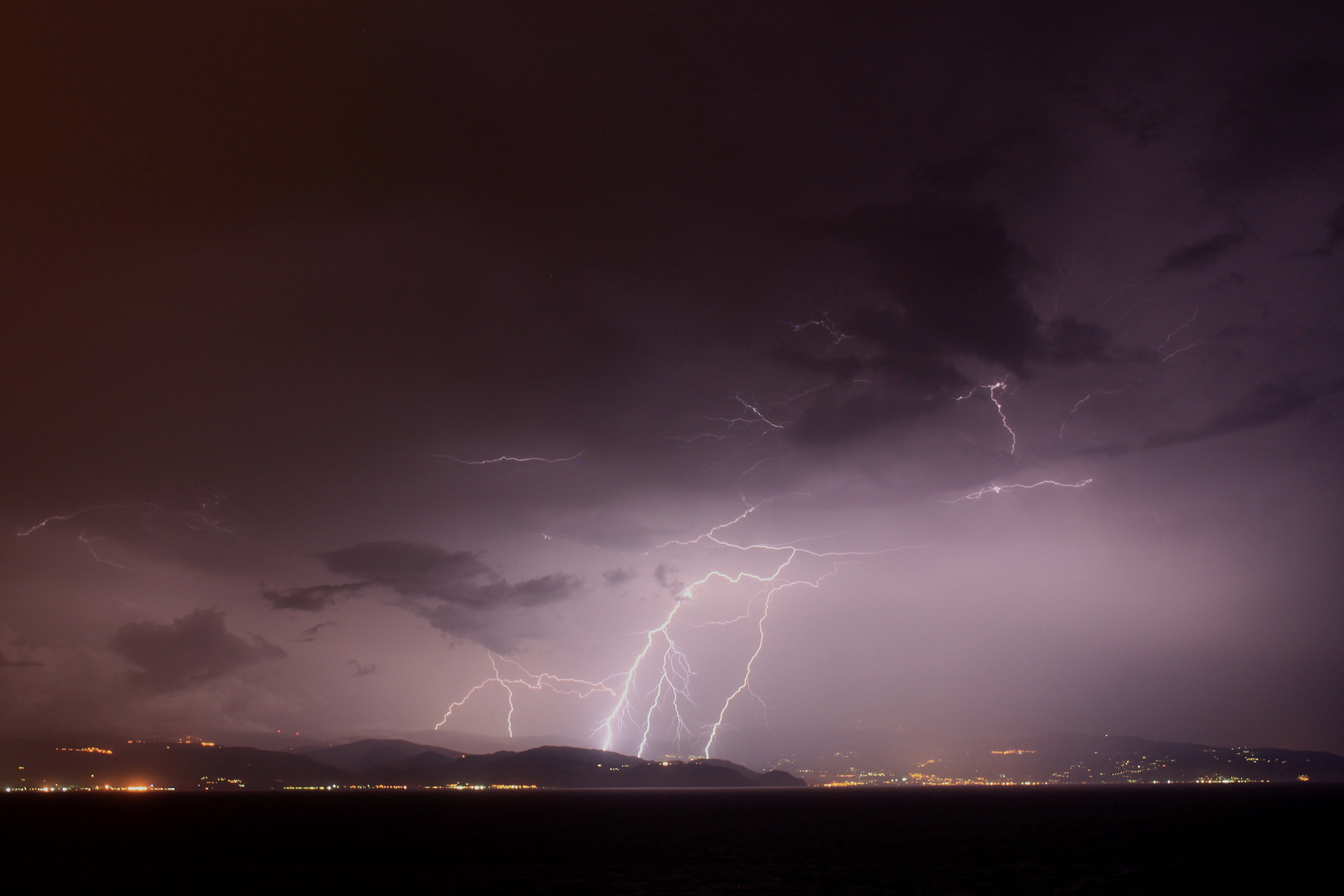 Blitze über Sizilien in der Nacht