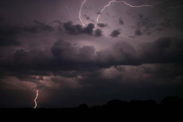 Blitze zwischen den Wolken