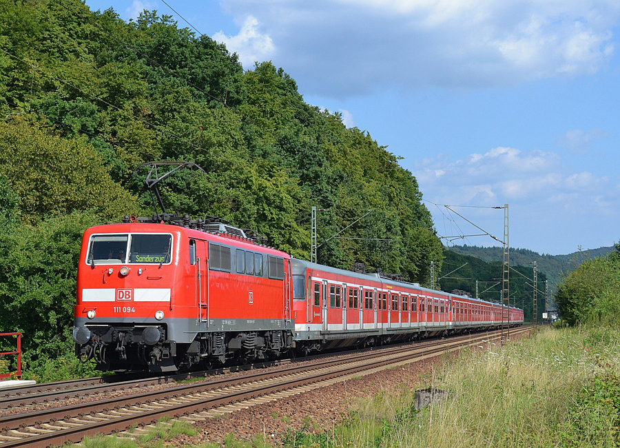 Blitzeblanke BR 111 mit ausgemusterten ET 420 bei Sechshelden