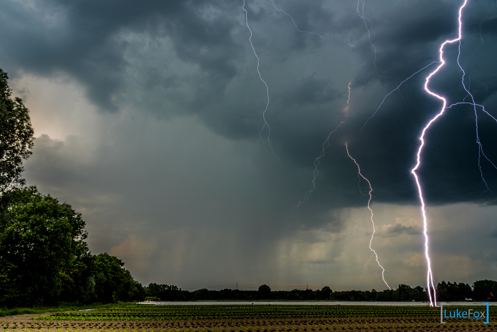 Blitzeinschlag auf dem Feld - Gewitter