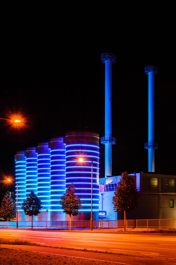 Blockheizkraftwerk Berlin Adlershof bei Nacht