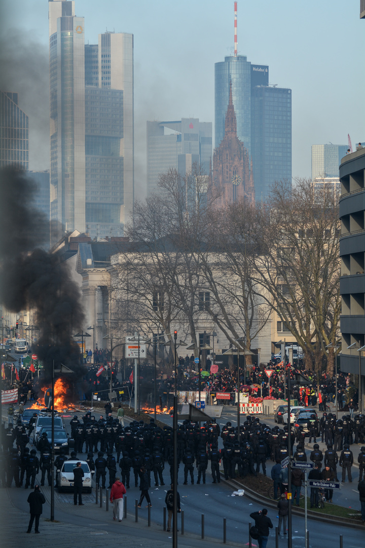 Blockupy-Demo 18.03.2015 in Frankfurt - Einweihung des EZB-Gebäudes