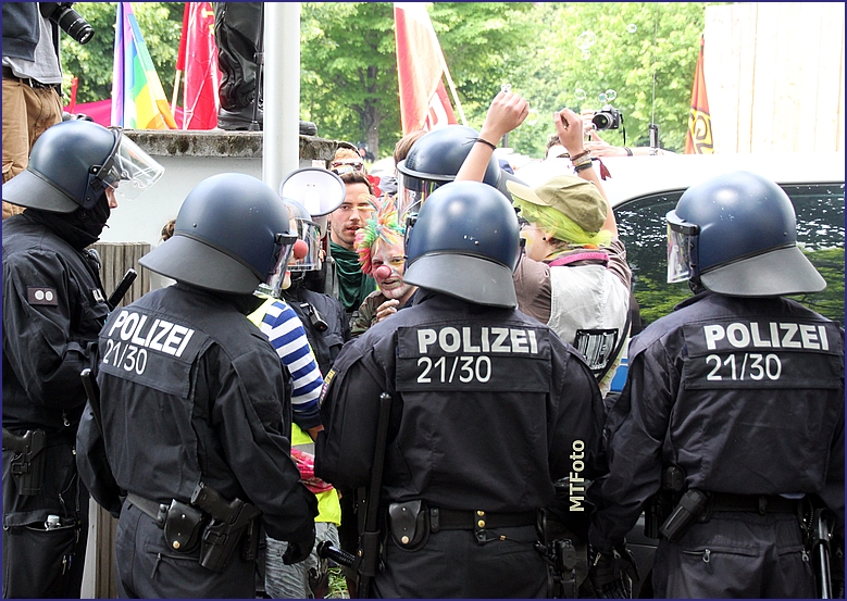 Blockupy Kessel Clowns Keiner Raus Frankfurt 2013 (4)