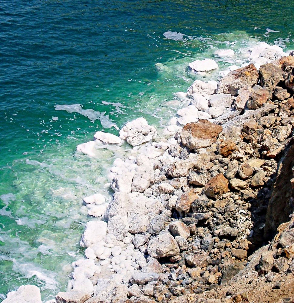 Blocs de sel sur la mer morte