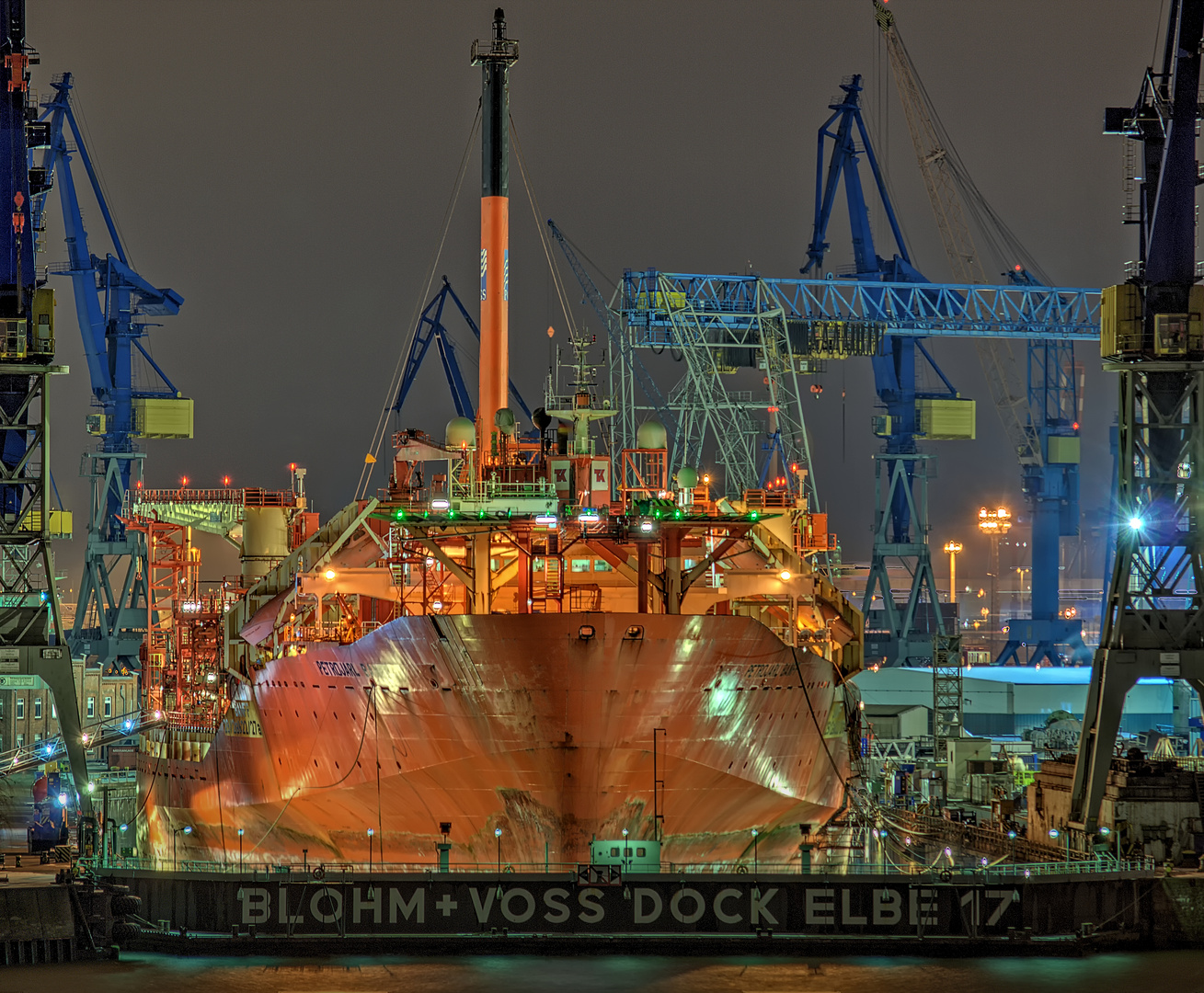 BLOHM + VOSS DOCK ELBE 17 Foto & Bild hamburg, nachts, industrie Bilder auf