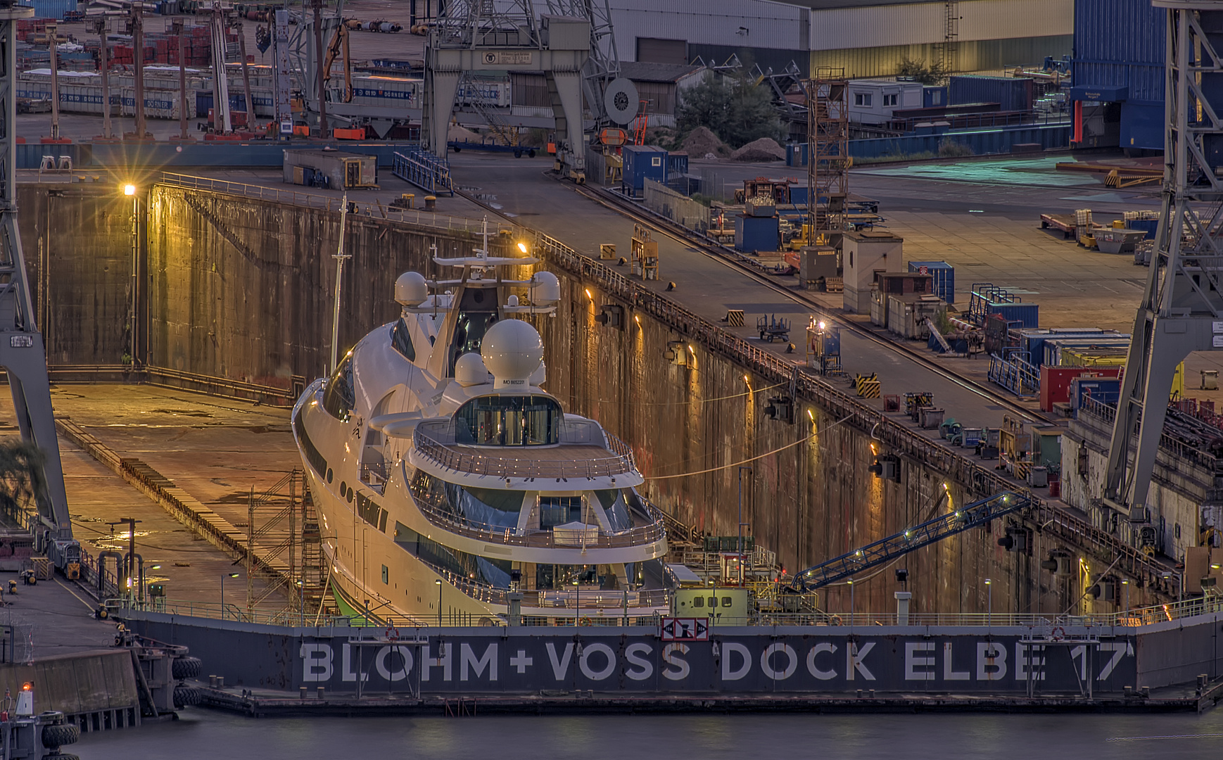 BLOHM + VOSS DOCK  ELBE 17