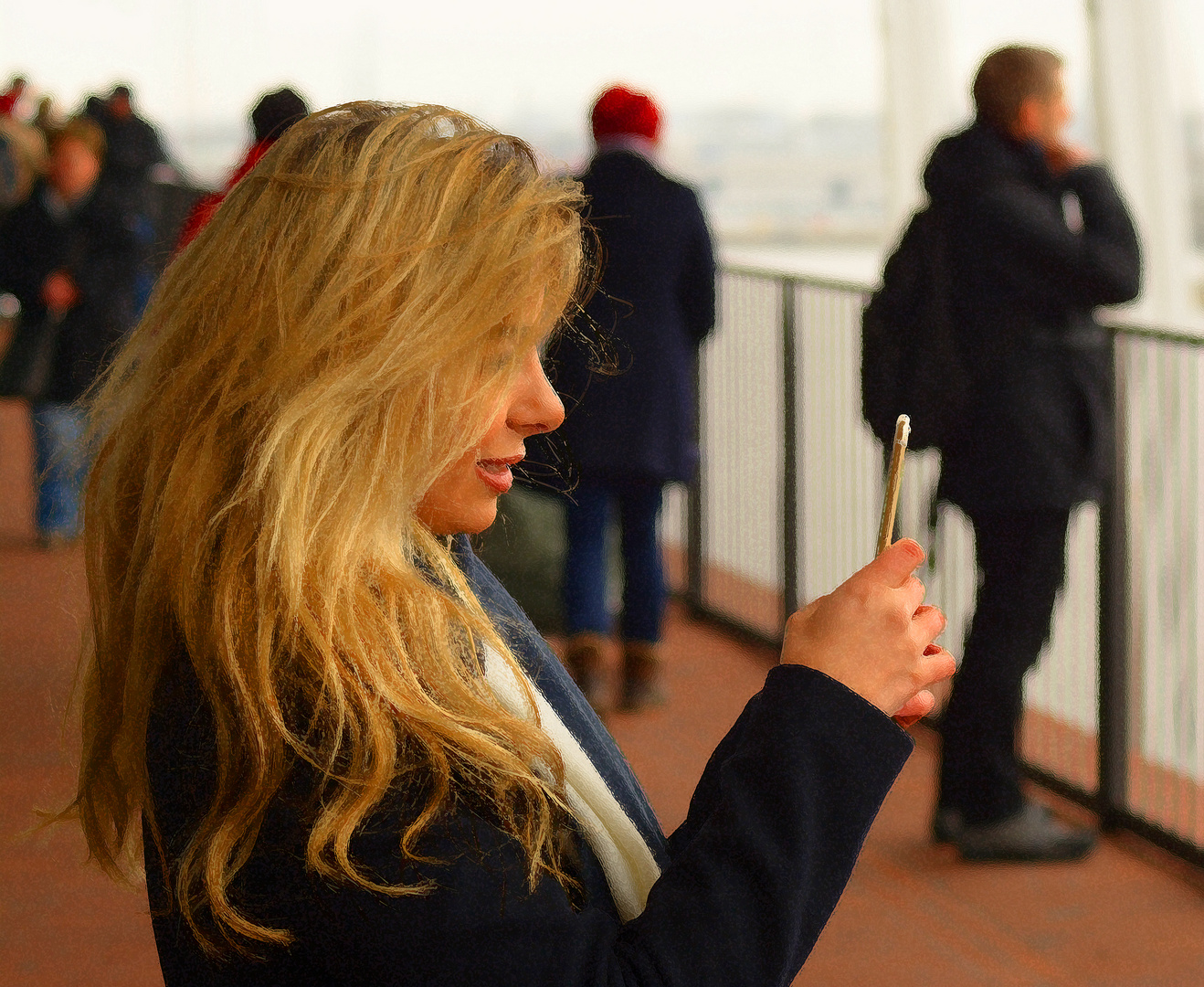 blonde Touristin mit dem Handy fotografierend ...