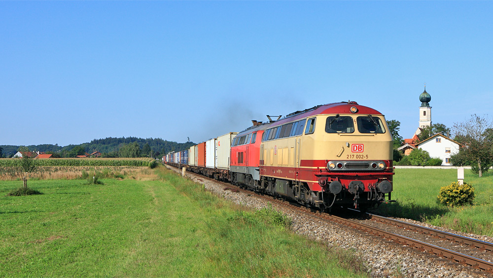 Blondine am Containerzug