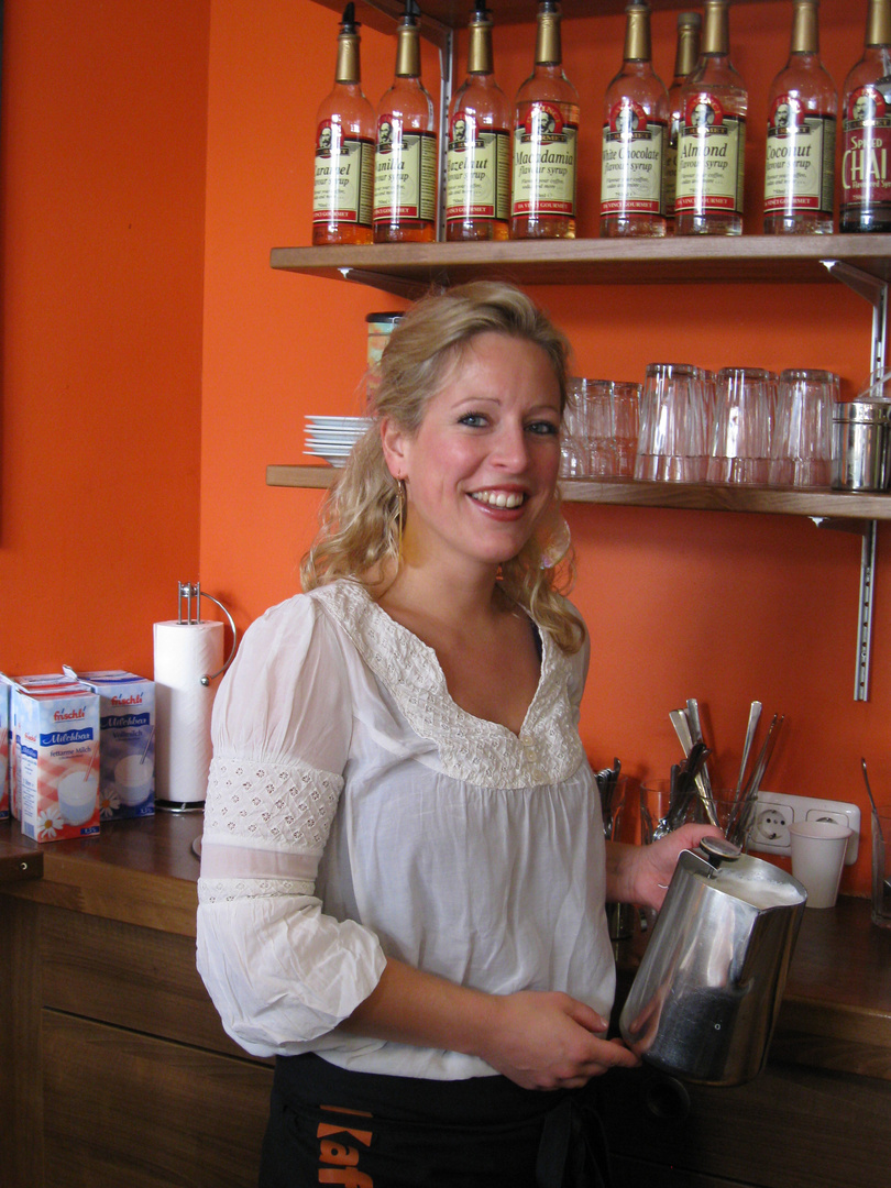 Blondine im Coffee Shop