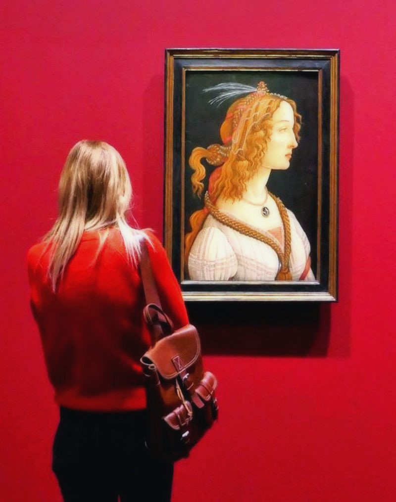 Blondinen im Museum