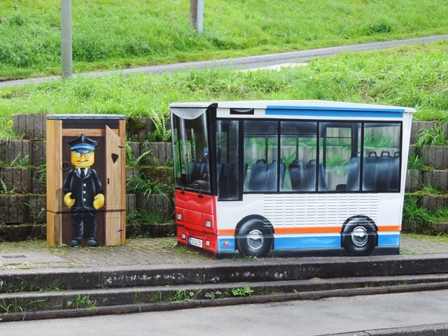 " Bloß nicht in den falschen Bus einsteigen !"