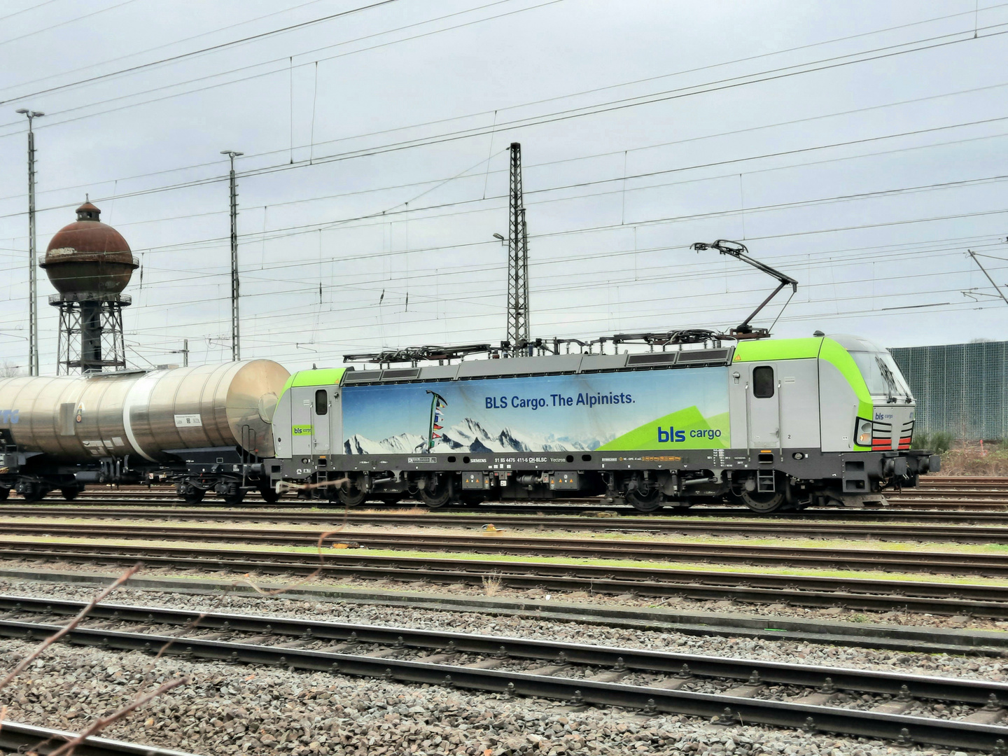 BLS 475 411 mit einem Kesselzug abfahrbereit in Duisburg-Wedau 