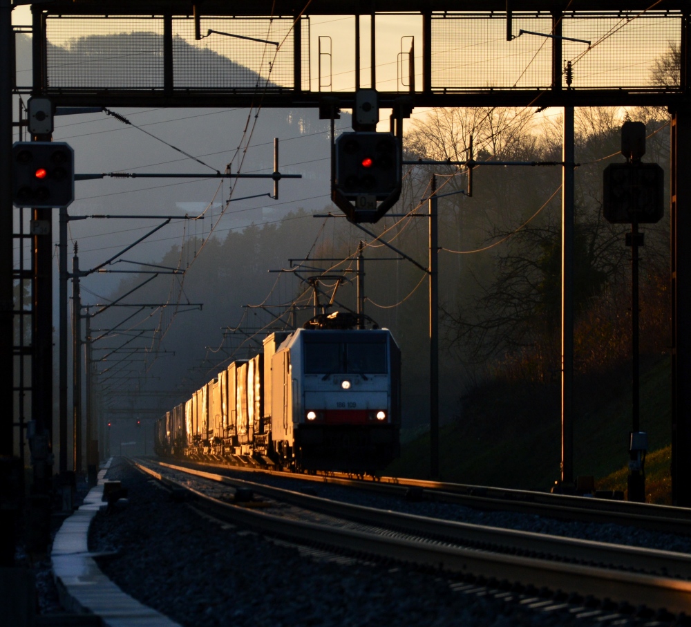 BLS Cargo am Abend