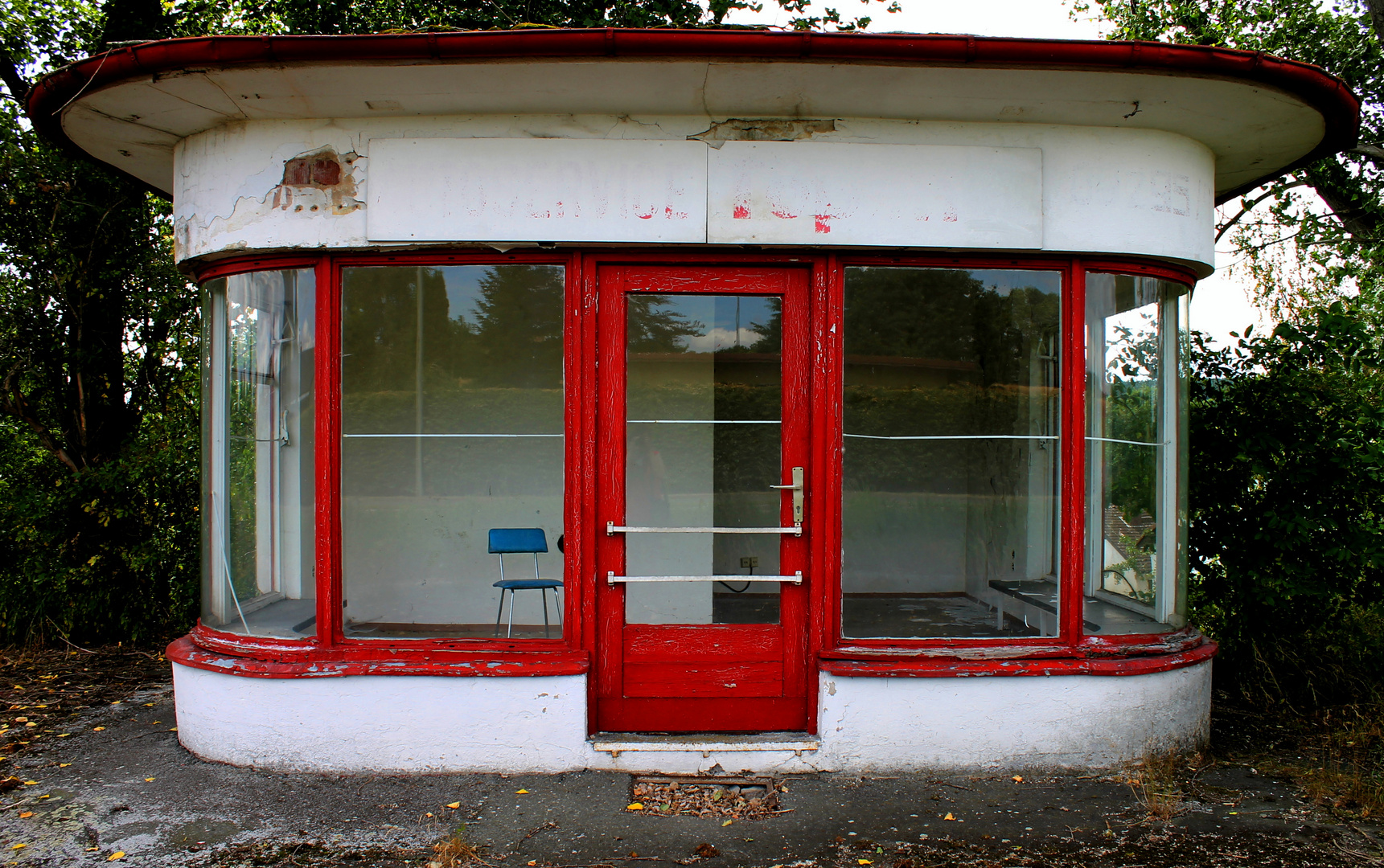 Blue chair & old red paint