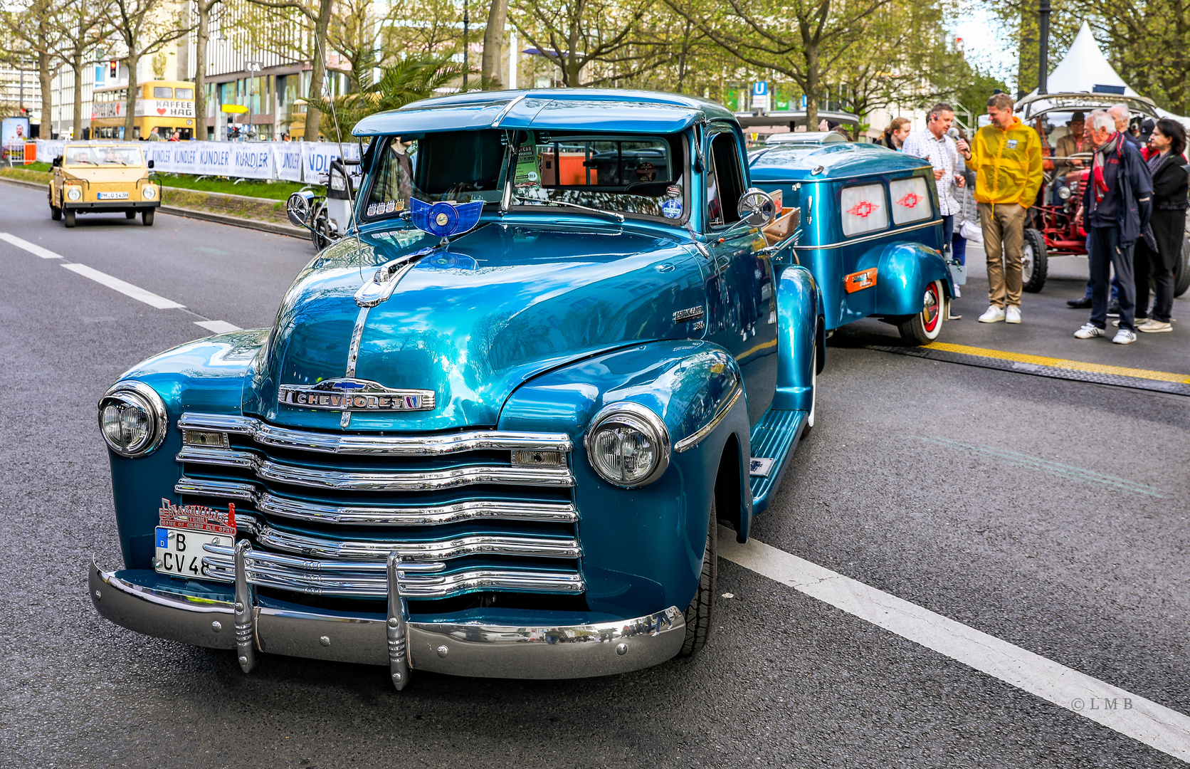 Blue Chevrolet "6x2"