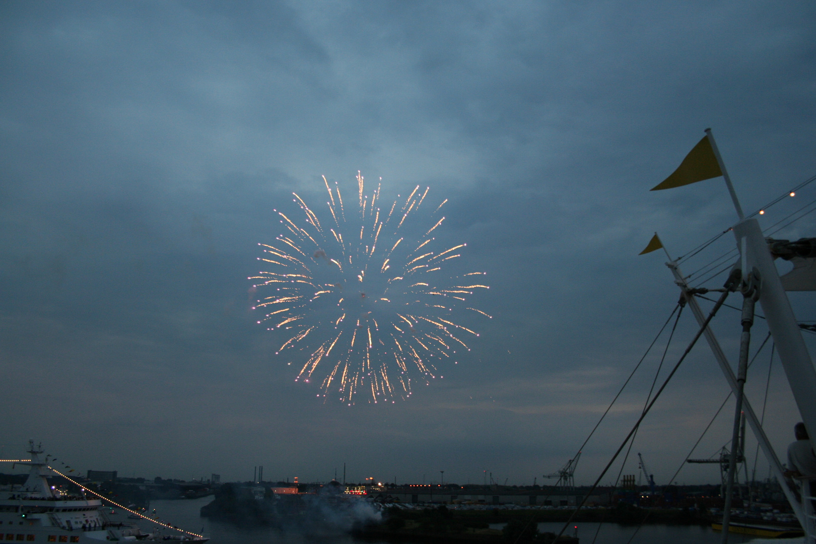 - Blue Days Feuerwerk in Hamburg - 