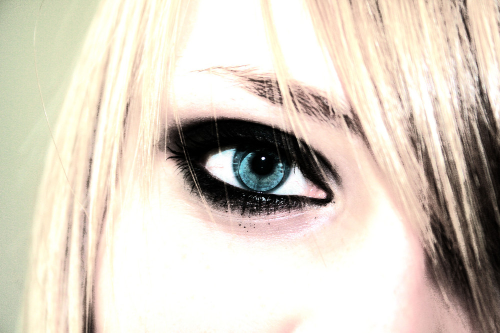 blue eyes...°°~~