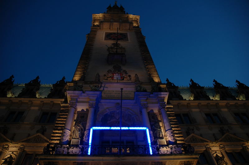 Blue Goal auf dem Hamburger Rathaus (April 2006)