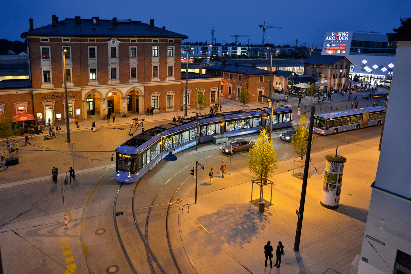 blue hour am Bahnhofsplatz München Pasing