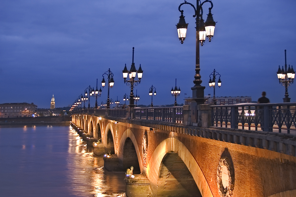 Blue hour in Bordeaux (Pont de pierre)