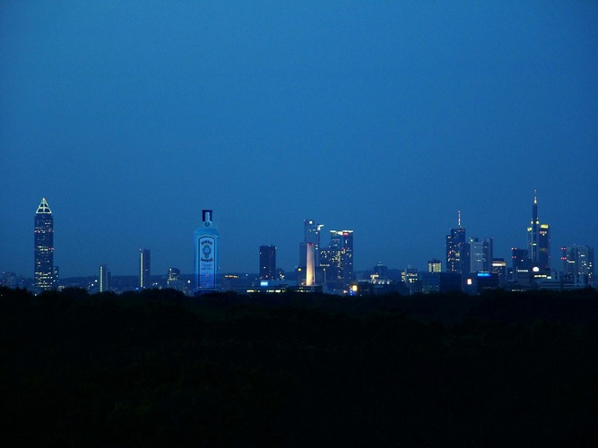 Blue hour in der Skyline von Frankfurt