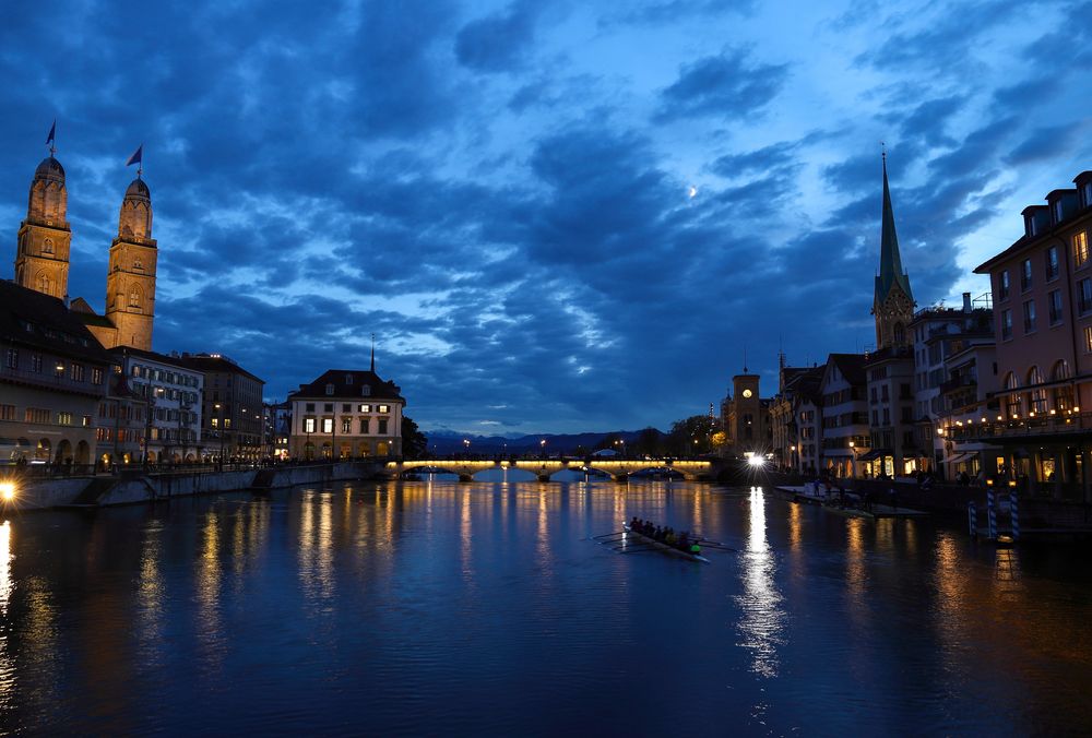 blue-hour-in-zurich-foto-bild-architektur-europe-schweiz