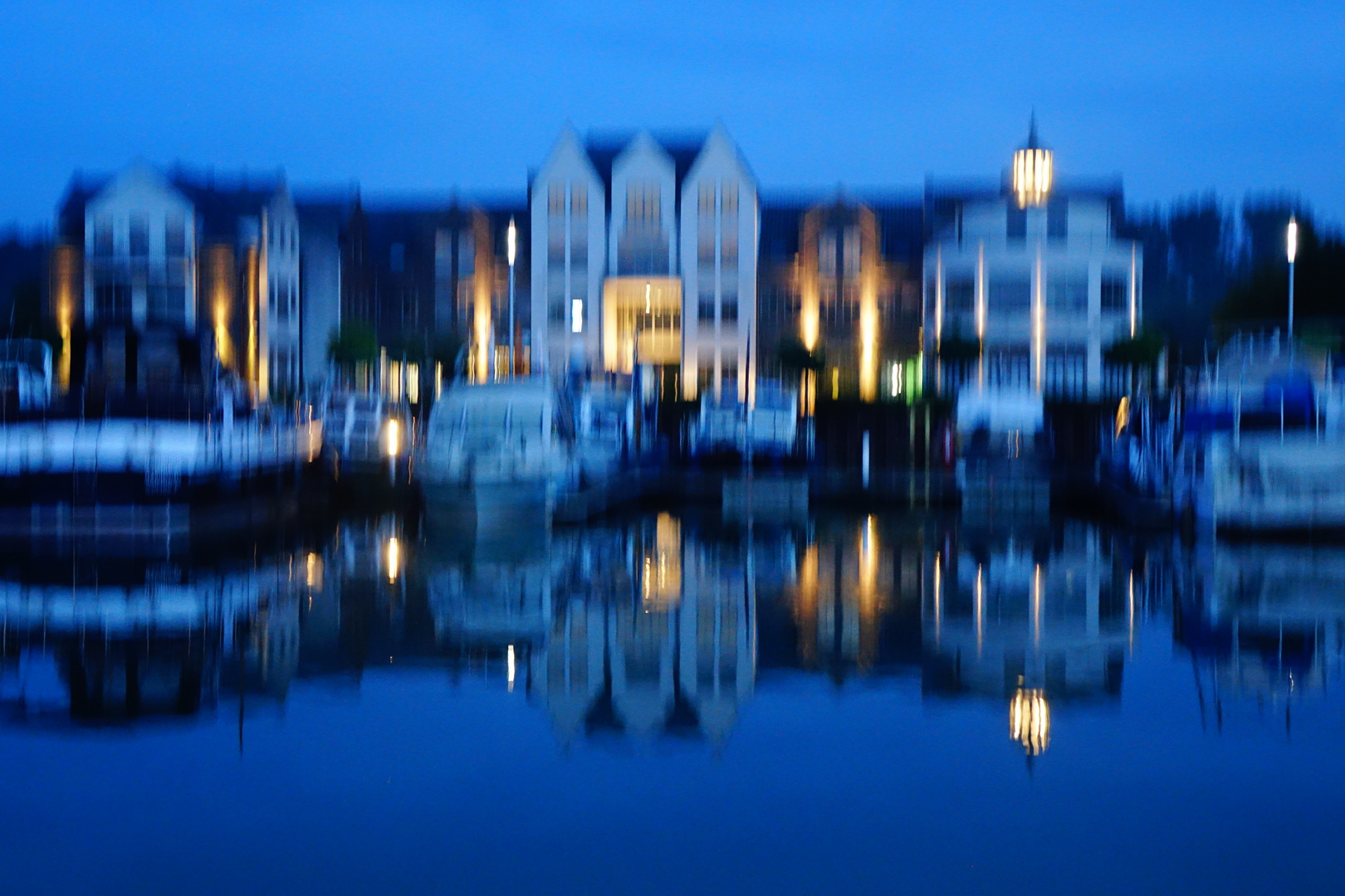 Blue Marina Foto & Bild | wasser, abendstimmung, farben Bilder auf ...