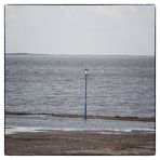 Blue Monday - blaue Standlaterne am / im Wattenmeer