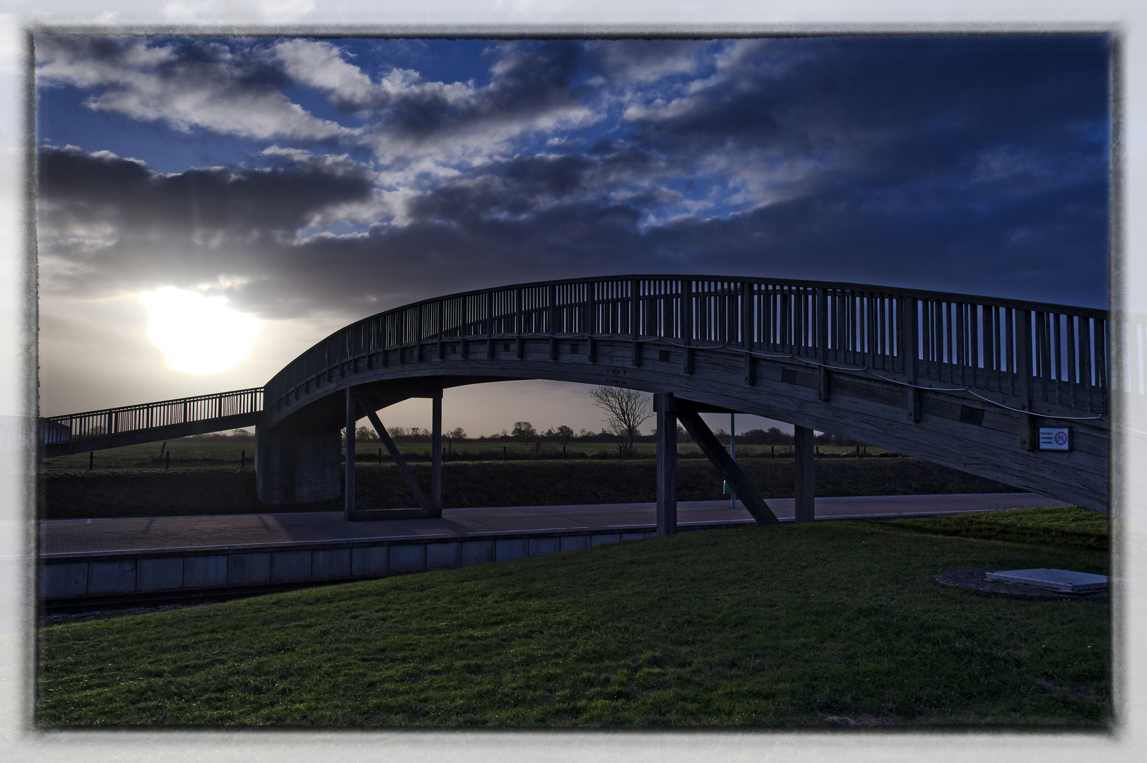 Blue Monday - Brücke am Hafen