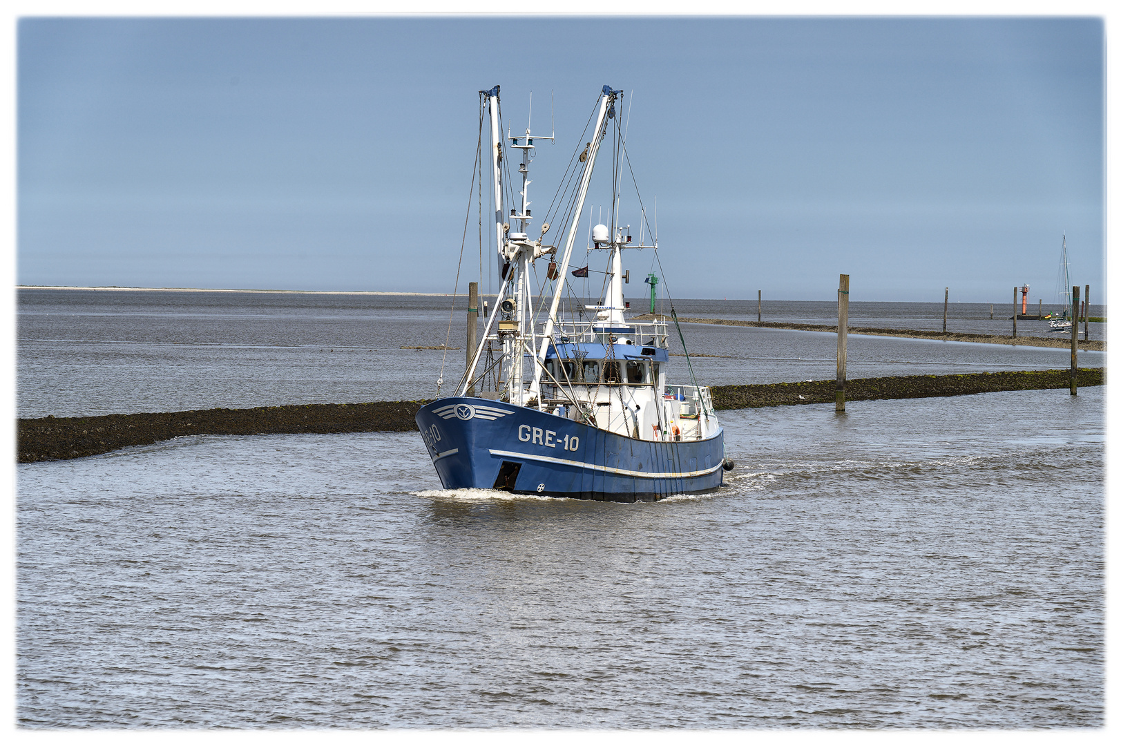 Blue Monday - Fischkutter im Fahrwasser Norddeich Mole