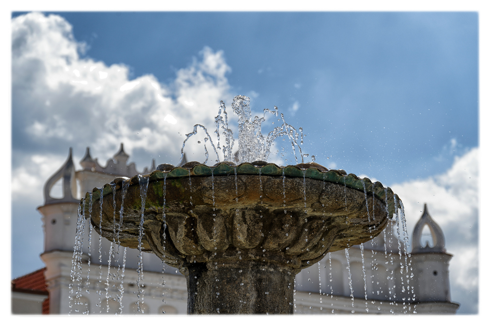 Blue Monday - Himmel über dem Brunnen