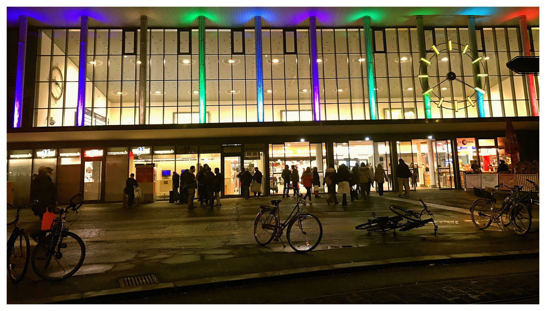 Blue Monday- Illumination am Bahnhofsgebäude