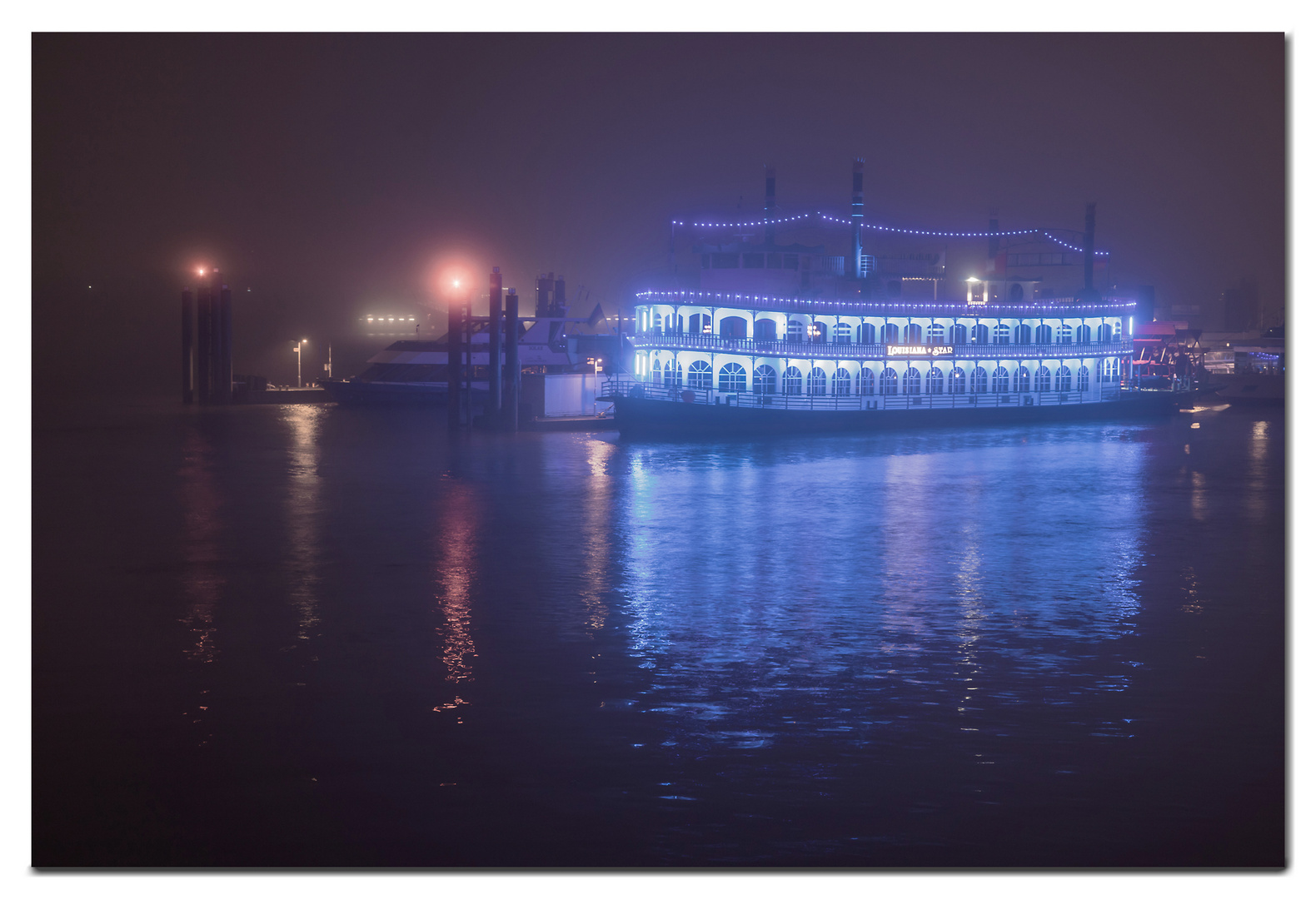 Blue Monday: Nächtliche Nebelstimmung im Hamburger Hafen