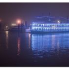 Blue Monday: Nächtliche Nebelstimmung im Hamburger Hafen