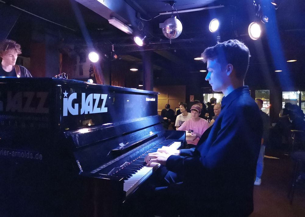 BLUE PIANO stgt KISTE p30-24-400-col +nun8Fotos + 2mal ConcertNews Aktuell