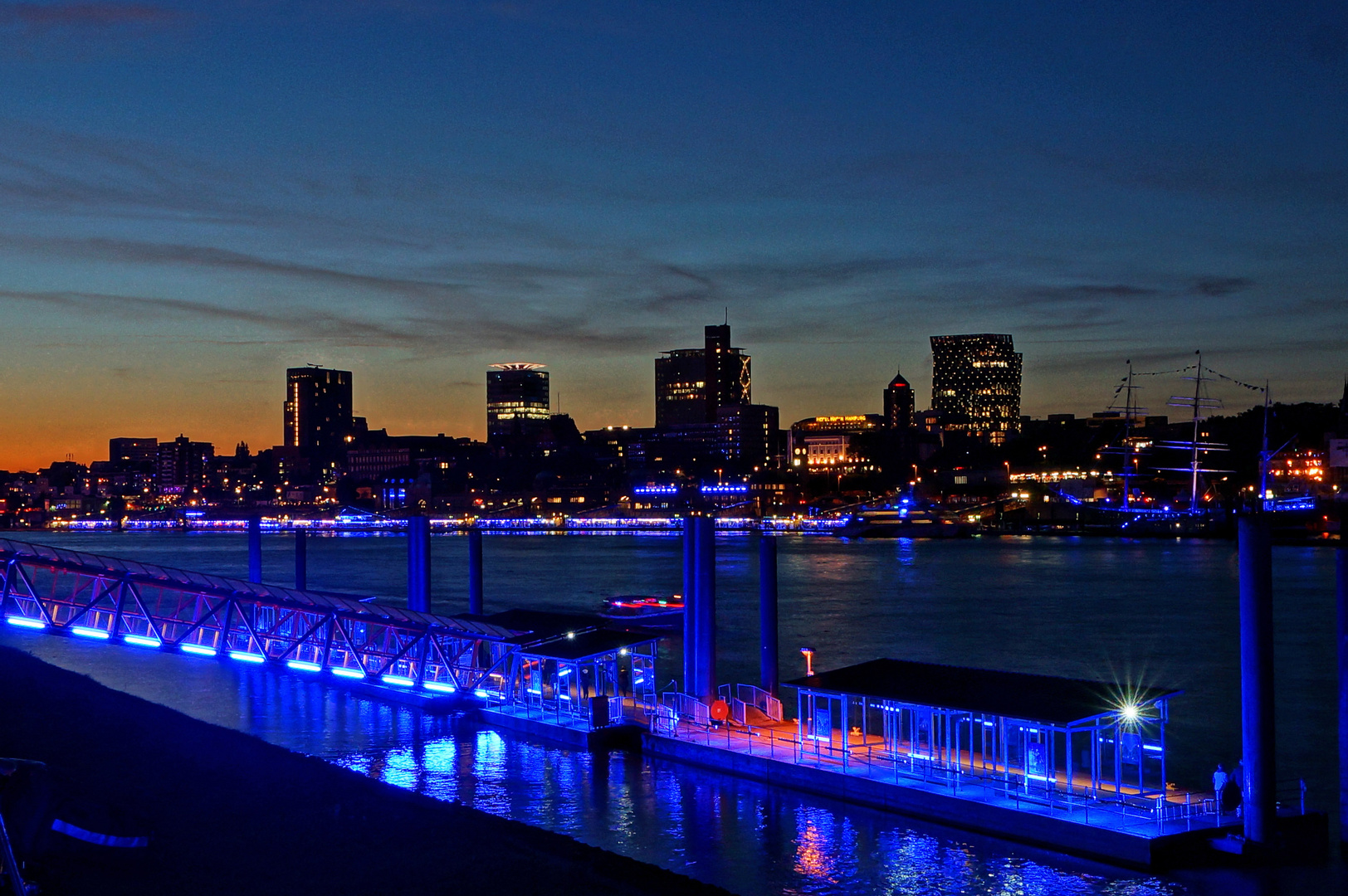 Blue Port - Hafenskyline