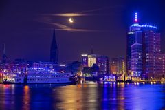 Blue Port Hamburg - abnehmender Mond
