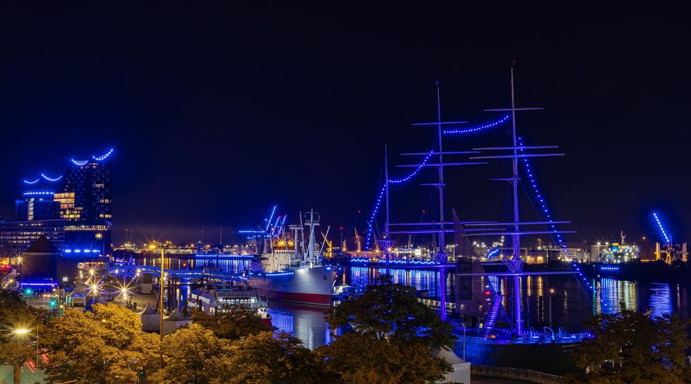 Blue Port Hamburg - Blaue Schiffe