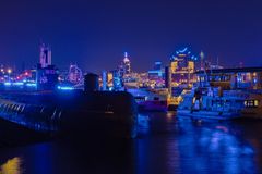 Blue Port Hamburg - Blick vom U-Boot zur Elbphilharmonie 