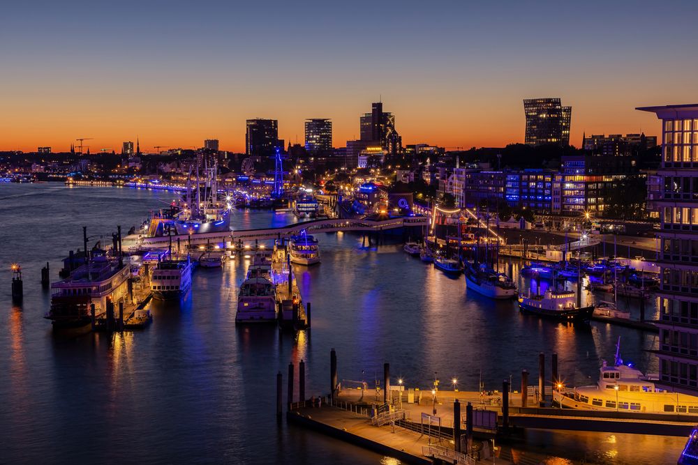 Blue Port Hamburg - Blick zu den Landungsbrücken