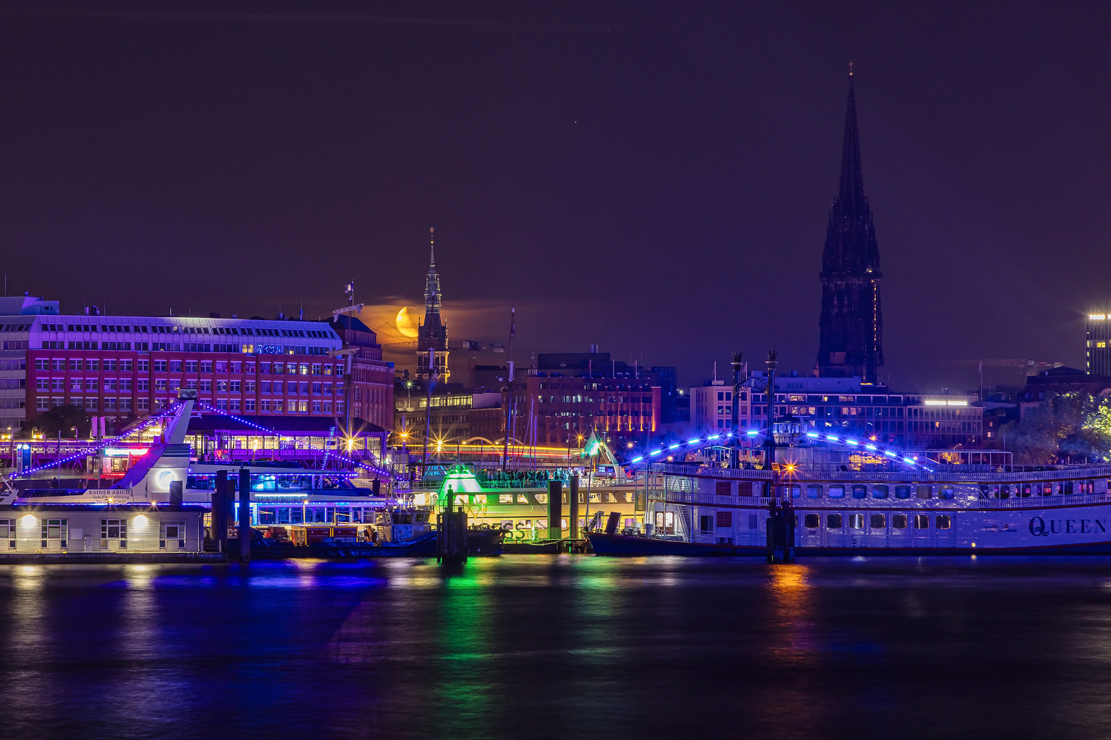 Blue Port Hamburg & der aufgehende Mond