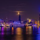 Blue Port Hamburg - der Mond am Kirchturm