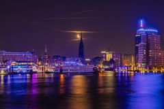 Blue Port Hamburg - der Mond am Kirchturm