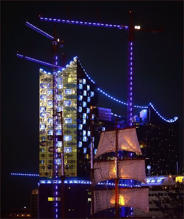 Blue Port Hamburg - Elbphilharmonie im Feuerwerk