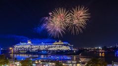 Blue Port Hamburg - Schiffsparade & Feuerwerk